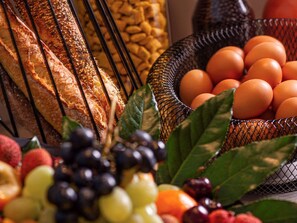 Petit déjeuner buffet (19.00 EUR par personne)