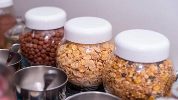 بوفيه فطور مجانًا يوميًا