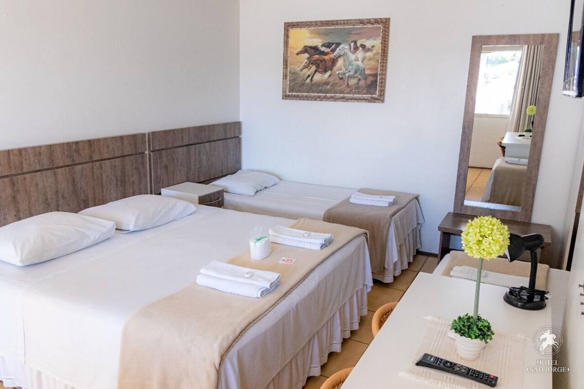 1 Schlafzimmer, individuell eingerichtet, Schreibtisch