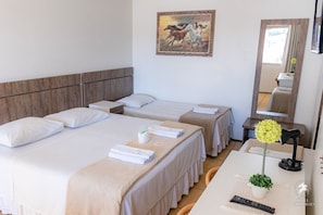 1 Schlafzimmer, individuell eingerichtet, Schreibtisch