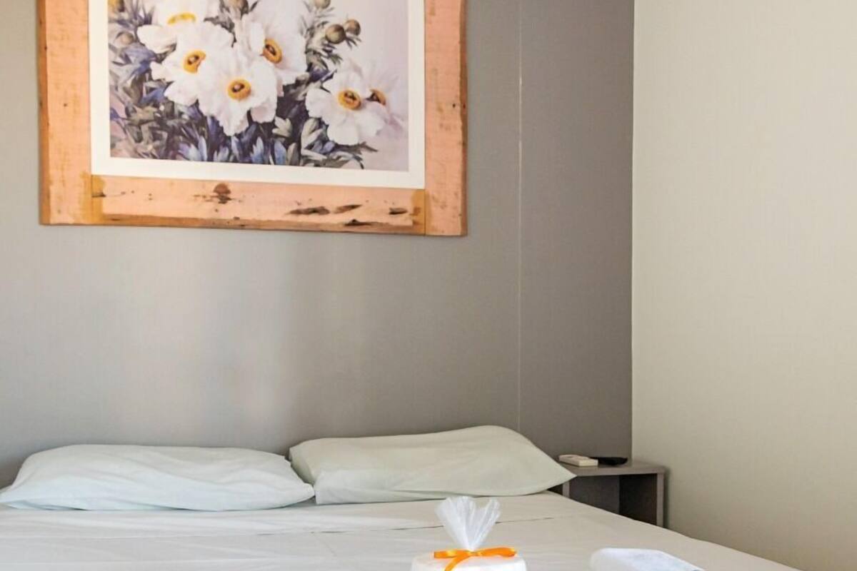 1 Schlafzimmer, individuell eingerichtet, Schreibtisch