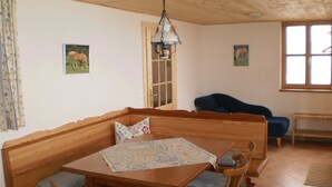 Unclassified image, 4 of 25, button - Stroneggerhof (Wolfsberg)