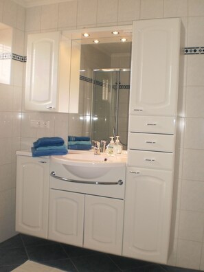Apartment, 2 Bedrooms, Terrace (Bauerngarten) | Bathroom