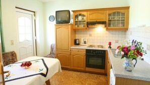 Apartment, 1 Bedroom, Balcony (Im Gemüsebeet) | Dapur kecil peribadi | Pembancuh kopi/teh, peti sejuk, ketuhar, dapur 