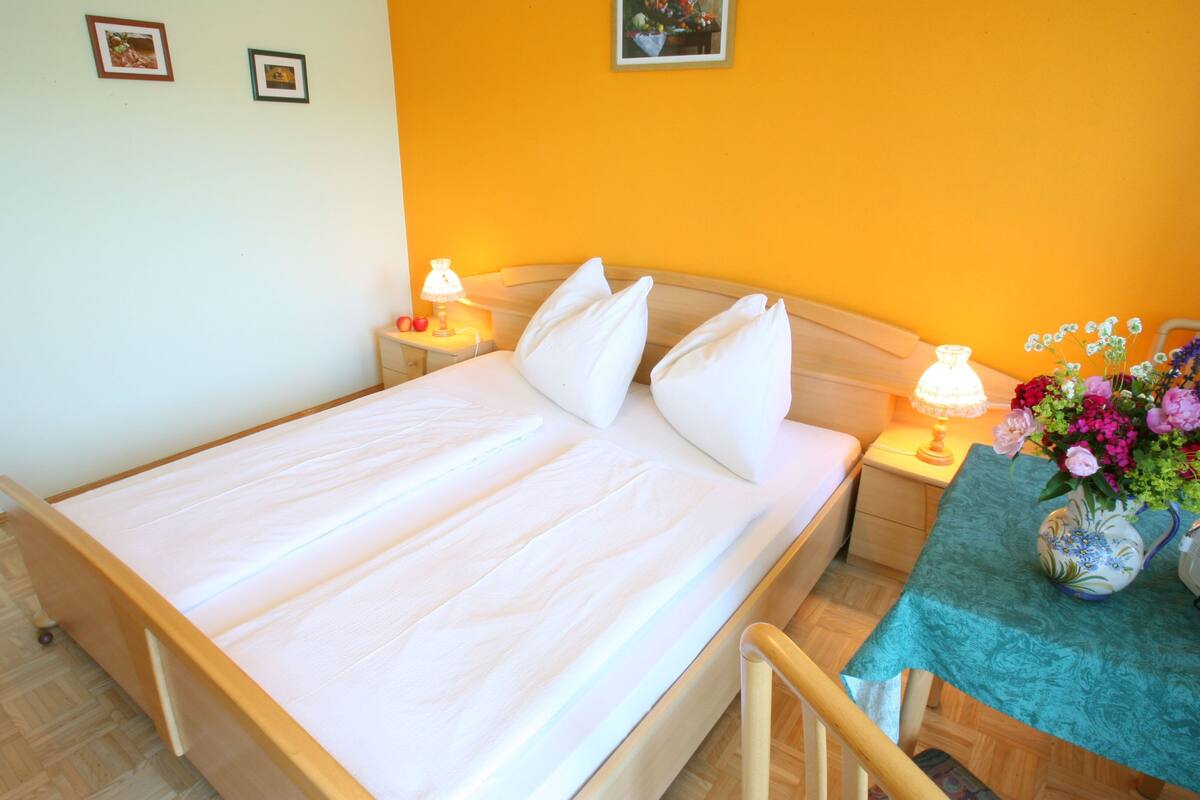 1 habitación, tabla de planchar con plancha y cunas gratuitas