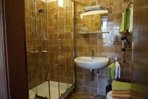 Apartment, 2 Bedrooms | Bathroom | Shower, free toiletries, towels