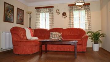 House, 2 Bedrooms | Ruang tamu | TV, pendiangan