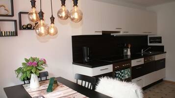 House, 2 Bedrooms | Private kitchenette | Fridge, oven, stovetop, dishwasher