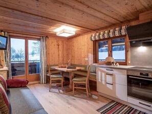 Appartement, 2 chambres (Alpenrose) | Coin séjour | Télévision à écran plat