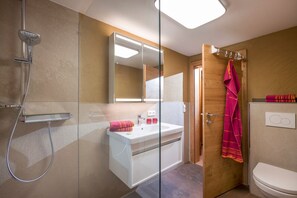 Apartment, 2 Bedrooms (Hohe Salve) | Bathroom | Shower, free toiletries, towels - Hopfgarten Achrainer - Moosen (Hopfgarten im Brixental)
