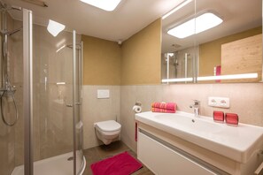 Appartement, 2 chambres (Alpenrose) | Salle de bain | Douche, articles de toilette gratuits, serviettes fournies