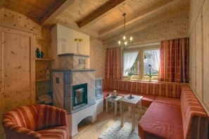 Suite | Área de sala de estar | Televisión de pantalla plana y tenis de mesa