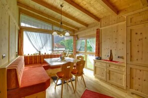 Suite | Living area | Flat-screen TV, ping pong