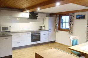 Frigorífico, horno, placa de cocina y cafetera o tetera