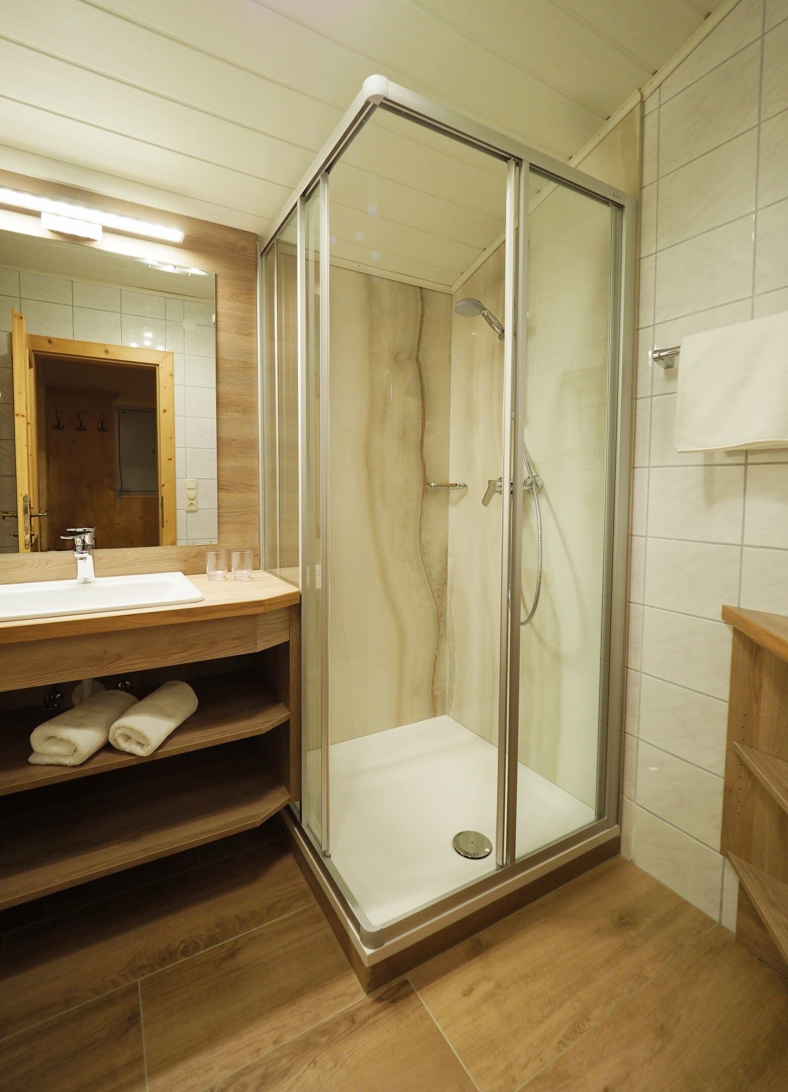 Apartment, 2 Schlafzimmer, Balkon (Bergblick) | Badezimmer | Dusche, kostenlose Toilettenartikel, Haartrockner, Handtücher