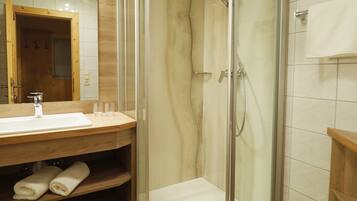 Apartment, 2 Schlafzimmer, Balkon (Bergblick) | Badezimmer | Dusche, kostenlose Toilettenartikel, Haartrockner, Handtücher