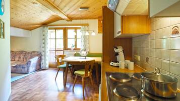 Apartment, 2 Schlafzimmer, Balkon (Blumenwiese) | Eigene Kochnische | Kühlschrank, Ofen, Herdplatte, Wasserkocher mit Kaffee-/Teezubehör