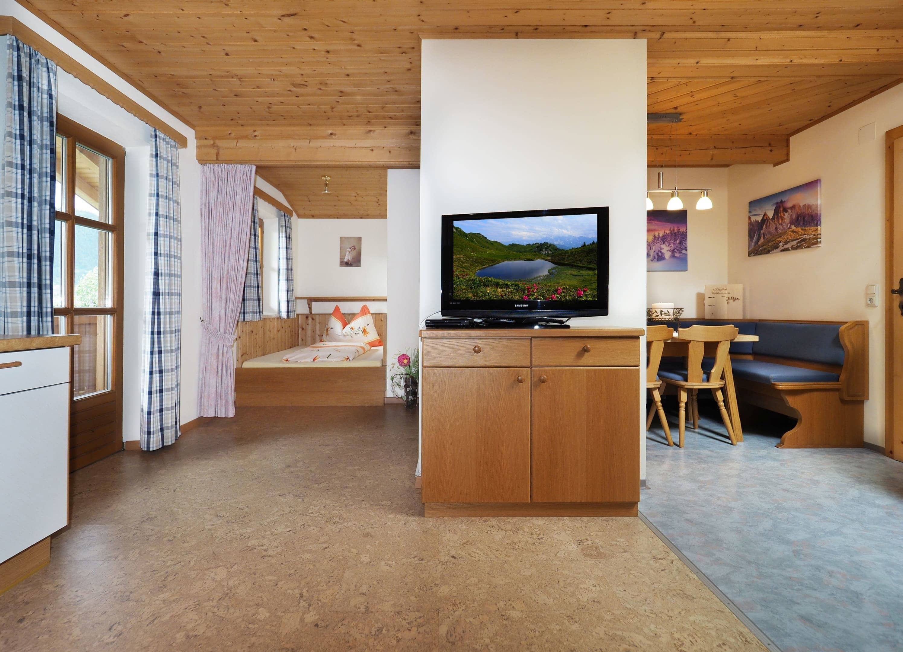 Apartment, 2 Schlafzimmer, Balkon (Bergblick) | Wohnbereich | Flachbildfernseher