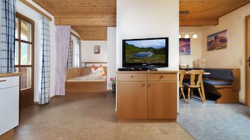 Apartment, 2 Schlafzimmer, Balkon (Bergblick) | Wohnbereich | Flachbildfernseher