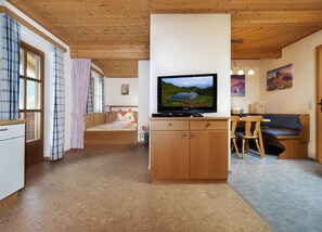 Appartement, 2 chambres, balcon (Bergblick) | Aire de séjour | Téléviseur à écran plat