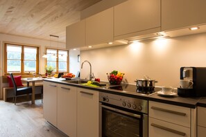 Réfrigérateur, un four, surface de cuisson, lave-vaisselle