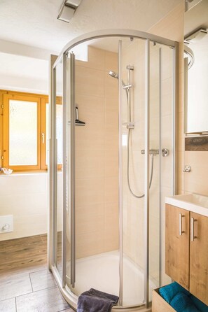 Appartement familial, 3 chambres | Douche de la salle de bain