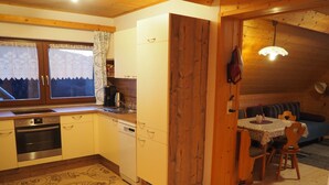 Family Apartment (Apartment 4) | Private kitchenette | Fridge, microwave, oven, stovetop - Bio-Bauernhof Grillschmied (Murau)