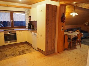 Departamento familiar (Apartment 4) | Cocineta privada | Refrigerador, microondas, horno y parrilla de estufa 