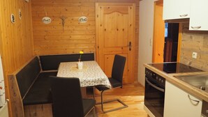 Family Apartment (Apartment 3) | Private kitchenette | Fridge, microwave, oven, stovetop - Bio-Bauernhof Grillschmied (Murau)