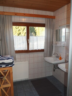 Apartament familiar (Apartment 4) | Bany | Dutxa i tovalloles 