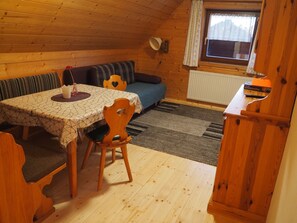Familienapartment (Apartment 4) | Essbereich im Zimmer