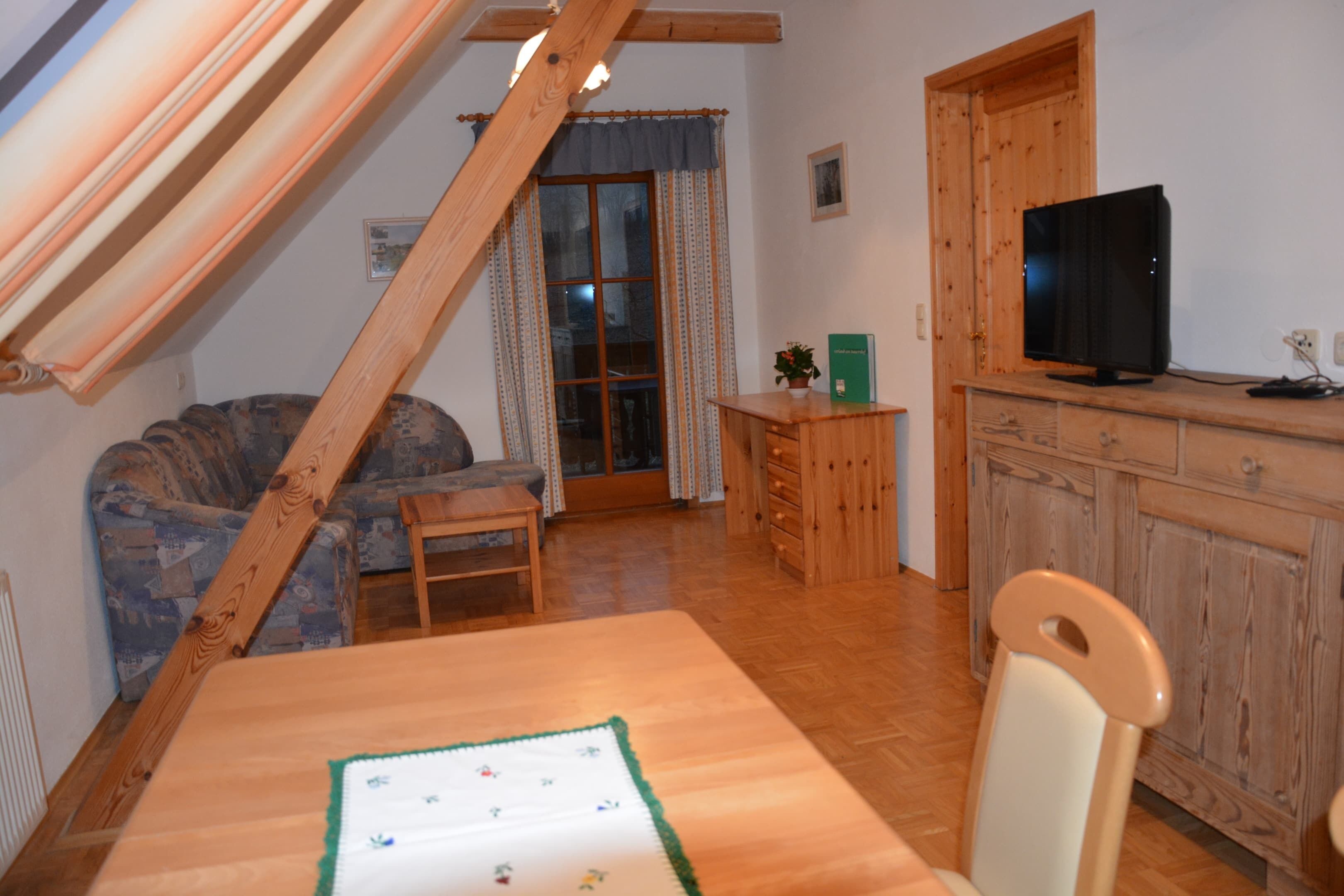 Flatskjerm-TV og bordtennis