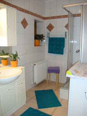 Douche, séchoir à cheveux, serviettes fournies