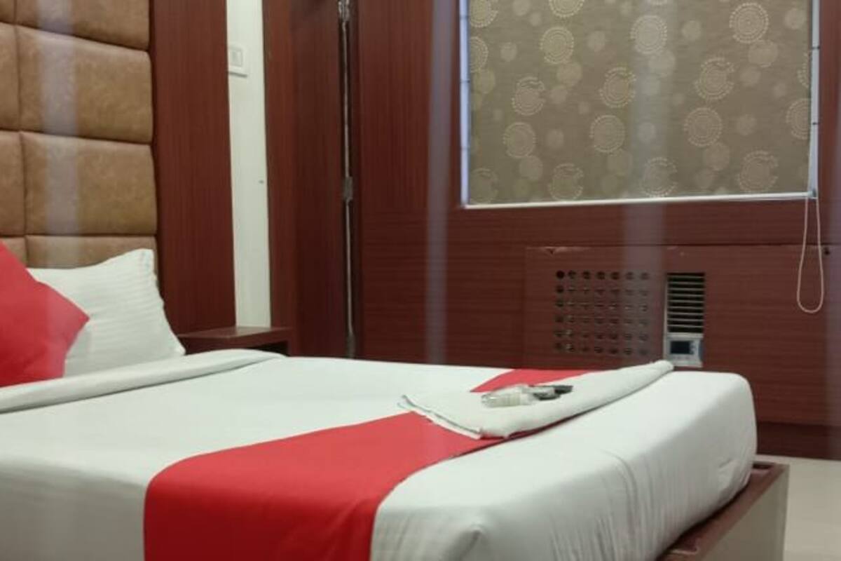 20 bedrooms, individually decorated, individually furnished, desk