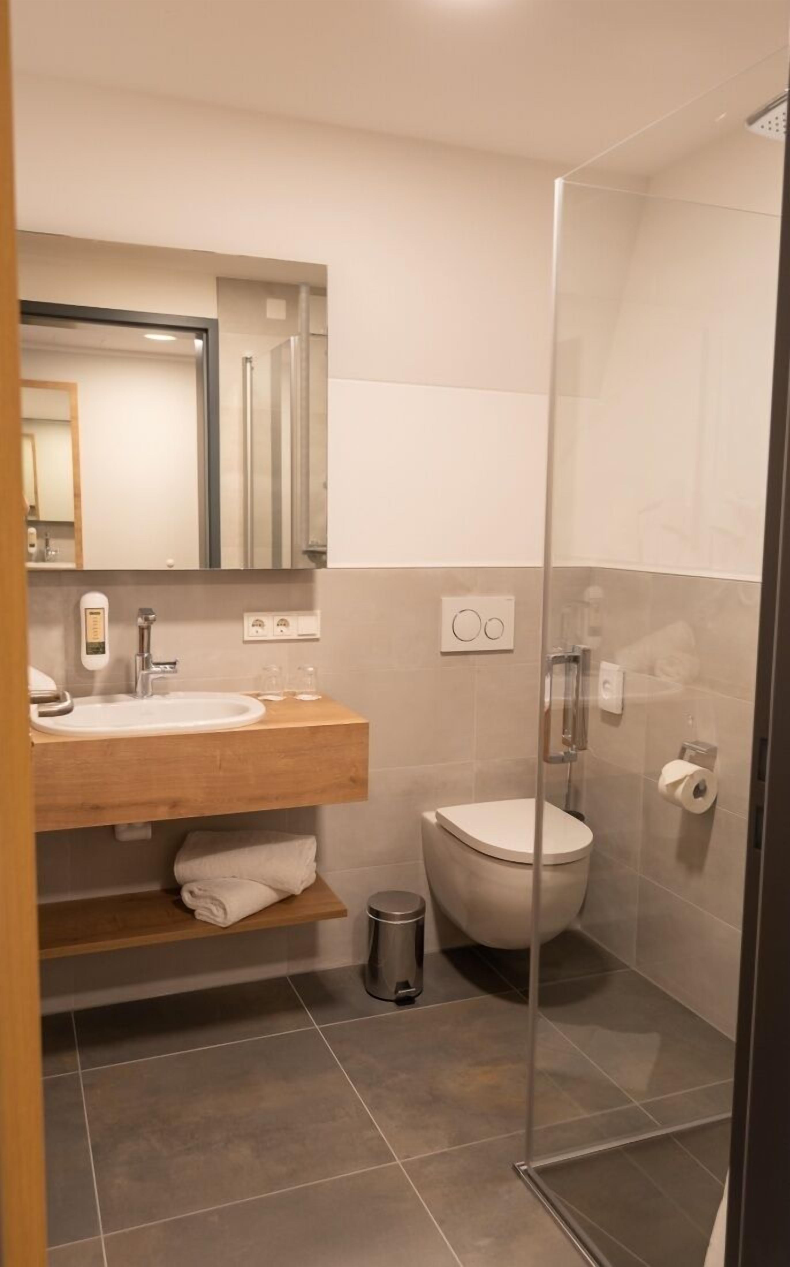 comfort double room | bathroom | shower, hair dryer, towels