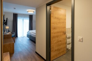 Dobbeltrom – comfort | Safe på rommet, skrivebord, blendingsgardiner og lydisolert