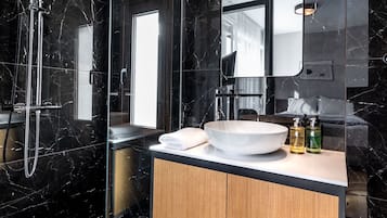 Deluxe Room | Bathroom | Shower, hair dryer, slippers, towels