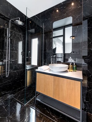 Habitación Deluxe | Baño | Ducha, secador de pelo, zapatillas y toallas