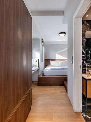 Deluxe Apartment | 1 bedroom, laptop workspace, blackout drapes, iron/ironing board