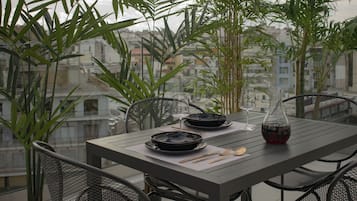 Deluxe Room | Terrace/patio