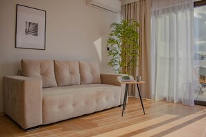 Deluxe-huoneisto (1) | Oleskelualue | 38–tuumainen äly-TV, jossa kaapelikanavat