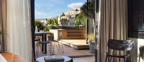 Exclusive Studio Suite, Hot Tub, City View | 1 bedroom, minibar, blackout drapes, soundproofing