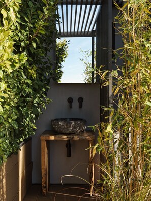 ميني بار وستائر تعتيم وتجهيزات عازلة للصوت ومكواة/لوح كي