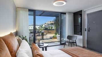 Exclusive Studio Suite, Hot Tub, City View