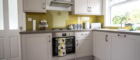 Cottage | Cuisine privée | Réfrigérateur, micro-ondes, four, plaque de cuisson