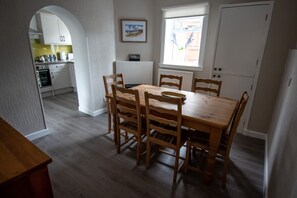 Cottage | Private kitchen | Fridge, microwave, oven, stovetop