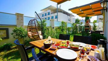 Triple Garden Suite | Khu vực ăn uống tại phòng