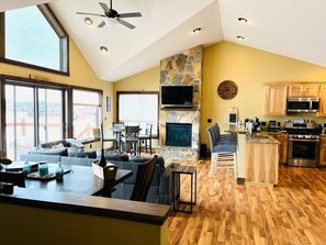 Smart TV, fireplace, video games, foosball - Fun on the Beach, minutes from Castle Rock Lake! EV friendly too! -Hot Tub-!  (New Lisbon)
