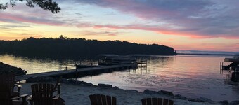 Fun on the Beach, minutes from Castle Rock Lake! EV friendly too! -Hot Tub-! 