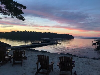 Fun on the Beach, minutes from Castle Rock Lake! EV friendly too! -Hot Tub-! 